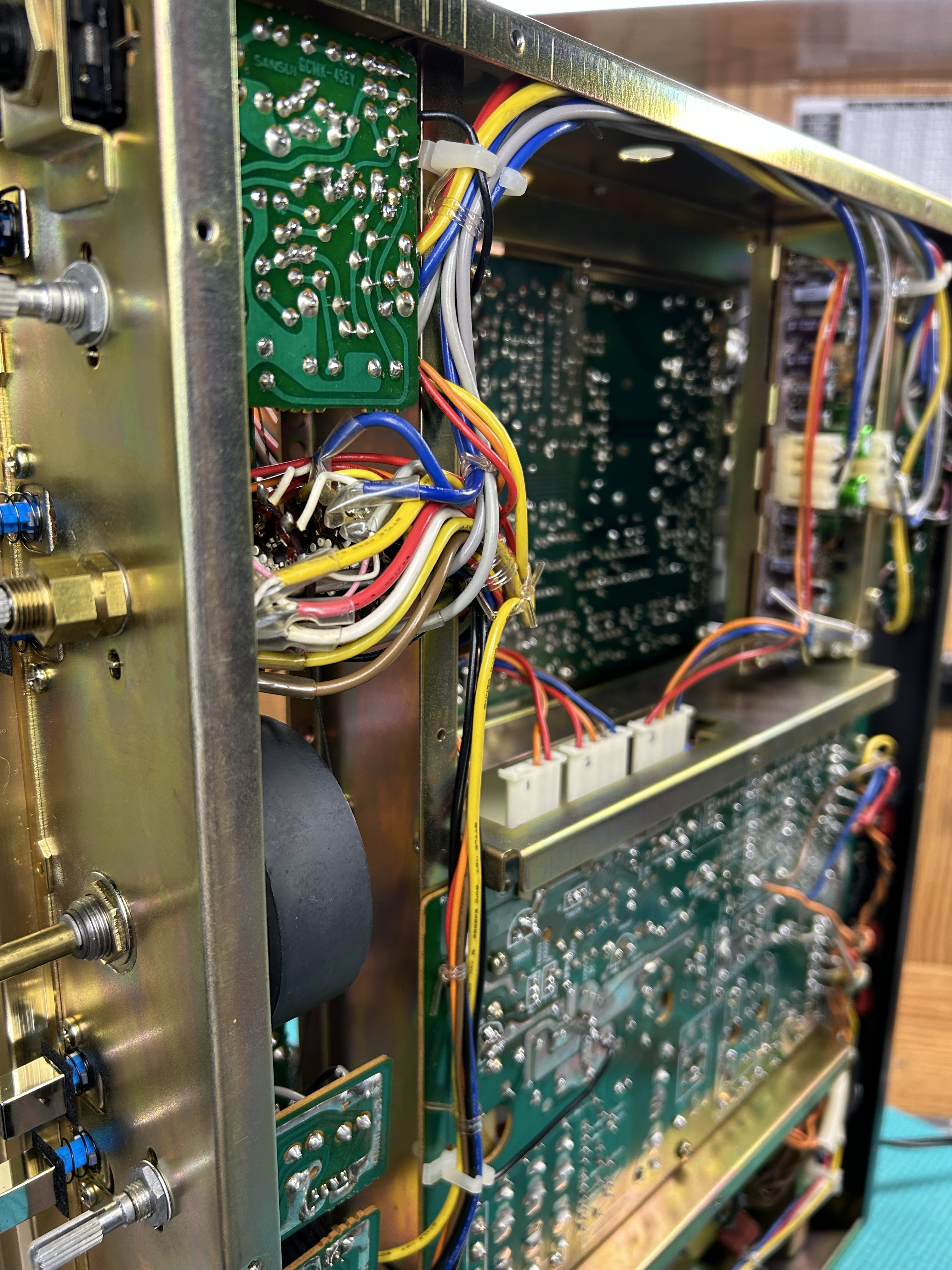 Internal wiring and circuit boards in the Sansui G-5000